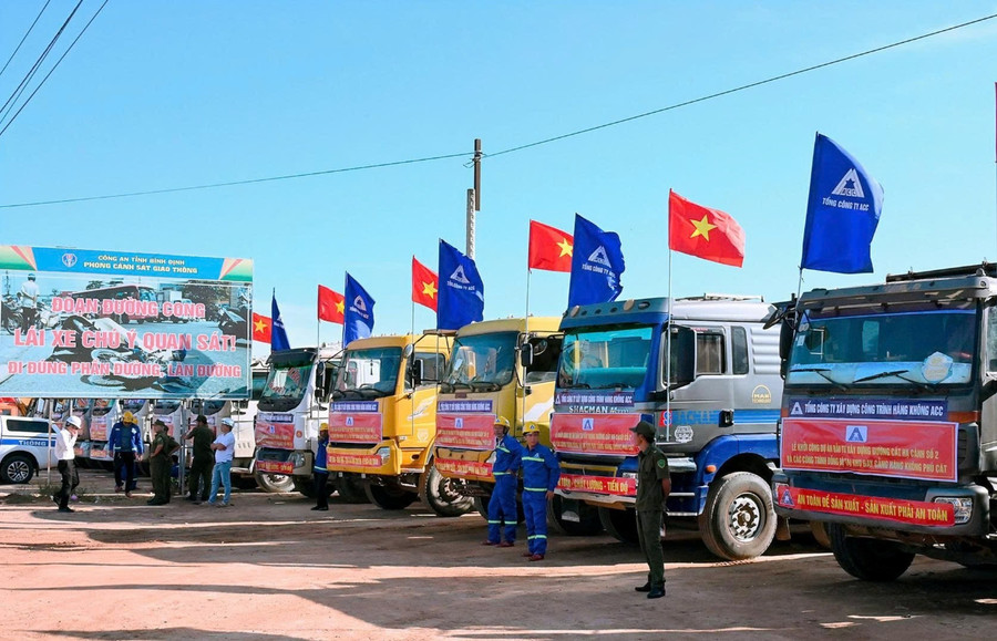 Các đơn vị thi công tập trung máy móc, thiết bị sẵn sàng thi công Dự án Đầu tư xây dựng đường cất hạ cánh số 2 và các công trình đồng bộ tại khu bay Cảng hàng không Phù Cát. Ảnh: Đức Thụy z6921545925270-c61107d57a18a14b7e7f042d2659d92e-1608.jpg