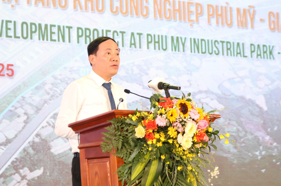 Phó Bí thư Tỉnh ủy, Chủ tịch UBND tỉnh Phạm Anh Tuấn phát biểu tại lễ khởi công Dự án Đầu tư xây dựng và kinh doanh kết cấu hạ tầng Khu công nghiệp Phù Mỹ giai đoạn 1. Ảnh: Quang Thái pho-bi-thu-tinh-uy-chu-tich-ubnd-tinh-pham-anh-tuan-du-va-nhan-nut-khoi-cong-du-andau-tu-xay-dung-va-kinh-doanh-ket-cau-ha-tang-khu-cong-nghiep-phu-my-giai-doan-1.jpg