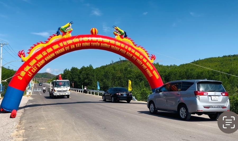 Tuyến đường tránh phía Nam thị trấn Phú Phong góp phần tăng cường kết nối giao thông trục chính theo hướng Đông-Tây đến các tỉnh khu vực Tây Nguyên và ngược lại. Ảnh: Huỳnh Vỹ tuyen-duong-tranh-phia-nam-thi-tran-phu-phong-gop-phan-tang-cuong-ket-noi-giao-thong-truc-chinh-theo-huong-dong-tay-den-cac-tinh-khu-vuc-tay-nguyen-va-nguoc-lai-hvy.jpg