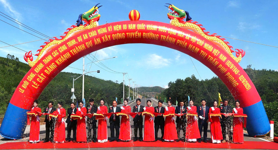 Các đại biểu thực hiện nghi thức cắt băng khánh thành Dự án Xây dựng tuyến đường tránh phía Nam thị trấn Phú Phong. Ảnh: Huỳnh Vỹ cac-dai-bieu-thuc-hien-nghi-thuc-cat-bang-khanh-thanh-du-an-xay-dung-tuyen-duong-tranh-phia-nam-thi-tran-phu-phong-anh-hvy.jpg