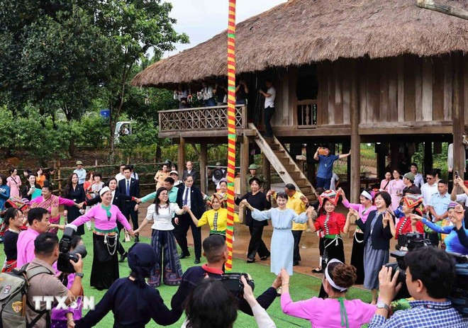 Sáng 28/4/2025, tại Hà Nội, bà Lê Thị Bích Trân, Phu nhân Thủ tướng Phạm Minh Chính và bà Ishiba Yoshiko, Phu nhân Thủ tướng Nhật Bản đến thăm Làng Văn hóa-Du lịch các dân tộc Việt Nam và cùng múa xòe với đồng bào các dân tộc phía Bắc. Ảnh: TTXVN