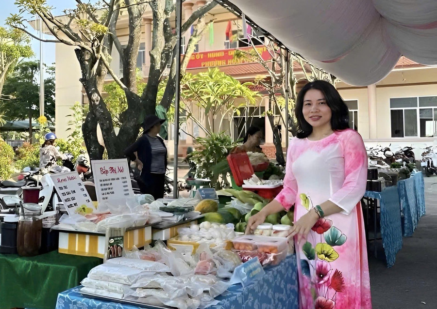 Chị Huỳnh Thị Nở tham gia Ngày hội “Phụ nữ khởi nghiệp-Đổi mới sáng tạo” do Hội LHPN phường tổ chức năm 2024 để giới thiệu sản phẩm, mở rộng thị trường. Ảnh: Hội LHPN phường Bồng Sơn 32.jpg