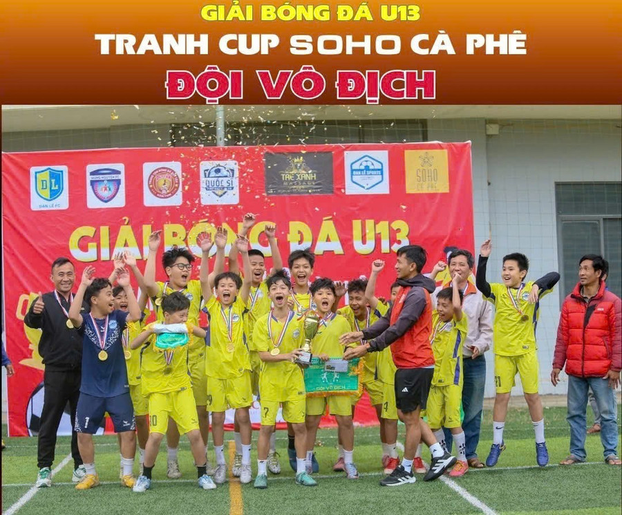 Đội U13 Trung tâm Bóng đá cộng đồng Đan Lê Sport giành chức vô địch Giải U13 tranh Cúp Soho Cà phê. Ảnh: ĐVCC 2.jpg