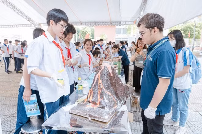 Học sinh trải nghiệm giáo dục STEM. (Ảnh: PV/Vietnam+)