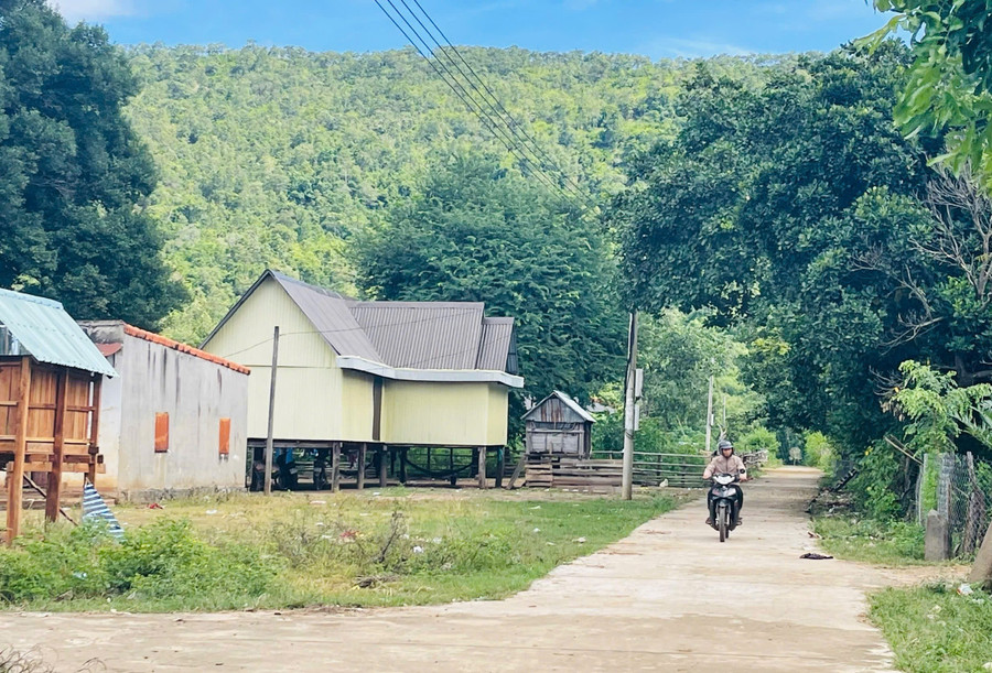 Nhờ tinh thần đoàn kết toàn dân, diện mạo làng A Chông (xã Al Bá) ngày càng khởi sắc. Ảnh: P.D Nhờ tinh thần đoàn kết toàn dân, diện mạo làng A Chông (xã Al Bá) ngày càng khởi sắc. Ảnh: P.D
