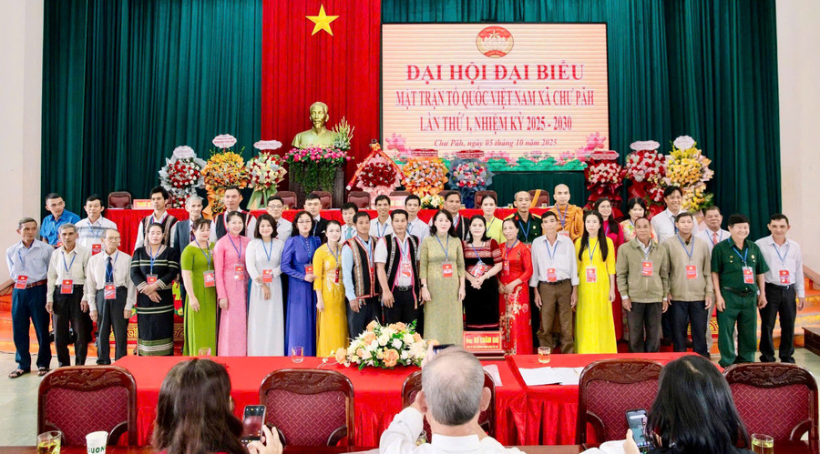 Các ủy viên Ủy ban MTTQ Việt Nam xã Chư Păh nhiệm kỳ 2025-2030 ra mắt Đại hội. Ảnh: P.D Các ủy viên Ủy ban MTTQ Việt Nam xã Chư Păh nhiệm kỳ 2025-2030 ra mắt Đại hội. Ảnh: P.D