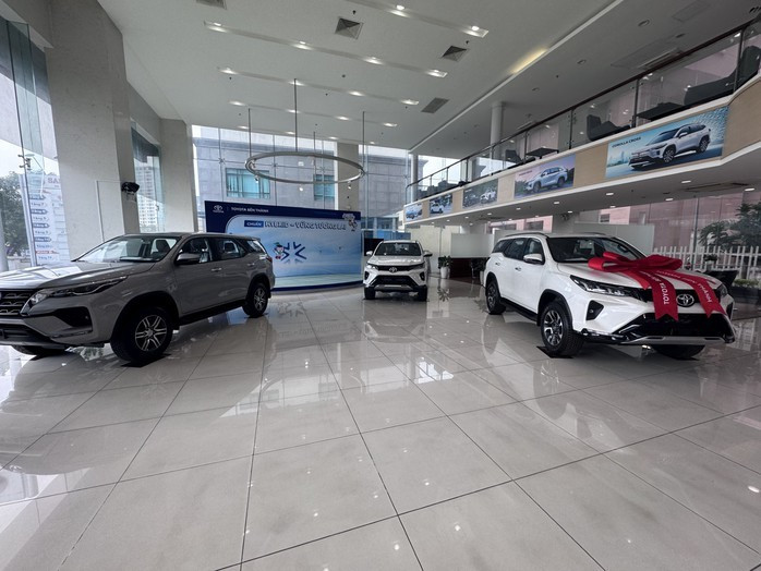 Một showroom ô tô tại TP HCM chỉ còn vài xe để bán trong những ngày cuối năm. Ảnh: Gia Hưng