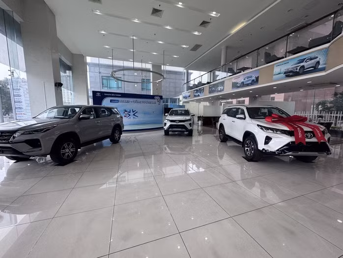 Một showroom ô tô tại TP HCM chỉ còn vài xe để bán trong những ngày cuối năm. Ảnh: Gia Hưng