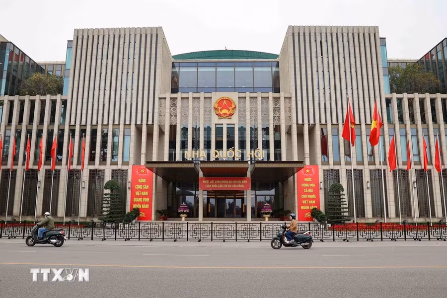 Nhà Quốc hội trang trí cờ hoa chào mừng thành công của Đại hội Đảng XIV. Ảnh: Vũ Quang/TTXVN