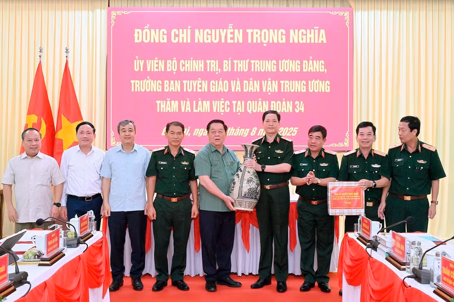 ca-nhan-dong-chi-nguyen-trong-nghia-va-doan-cong-tac-tang-qua-luu-niem-cho-bo-tu-lenh-quan-doan-34-duc-thuy.jpg