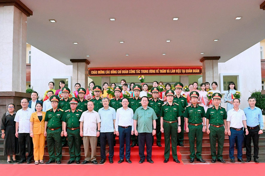 التقط الوفد المركزي صورة تذكارية مع قيادة الفيلق الرابع والثلاثين. تصوير: دوك ثوي doan-cong-tac-chup-hinh-luu-niem-voi-bo-tu-lenh-quan-doan-34.jpg