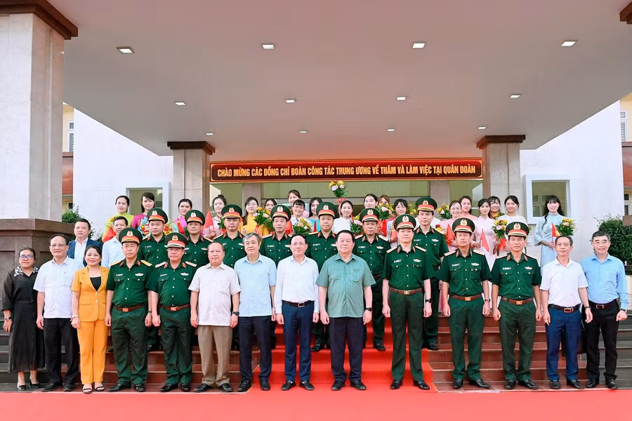 doan-cong-tac-chup-hinh-luu-niem-voi-bo-tu-lenh-quan-doan-34.jpg