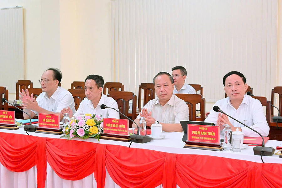 حضر الاجتماع قادة مقاطعة جيا لاي. تصوير: دوك ثوي cac-dong-chi-lanh-dao-tinh-gia-lai-cung-du-buoi-lam-viec-duc-thuy.jpg