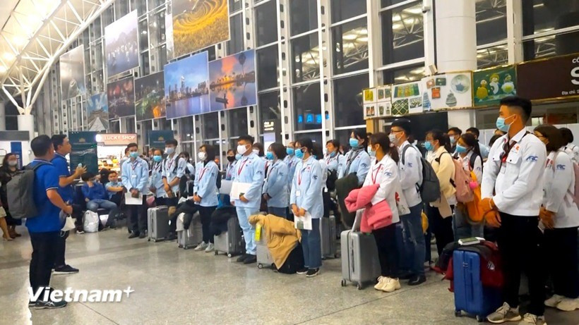 Lao động làm thủ tục đi làm việc ở nước ngoài. (Ảnh: PV/Vietnam+) dieuduong.jpg
