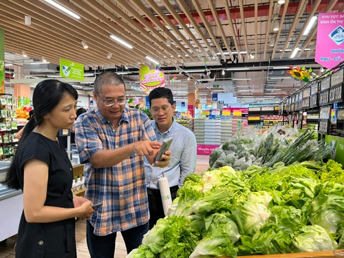 Ông Đào Hà Trung hướng dẫn cách quét mã QR kiểm tra thông tin trên sản phẩm được dán “Tick xanh trách nhiệm” Ông Đào Hà Trung hướng dẫn cách quét mã QR kiểm tra thông tin trên sản phẩm được dán “Tick xanh trách nhiệm”