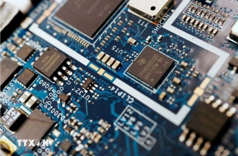 Chip bán dẫn trên một bản mạch máy tính. (Ảnh: Reuters/TTXVN) chip-ban-dan.jpg