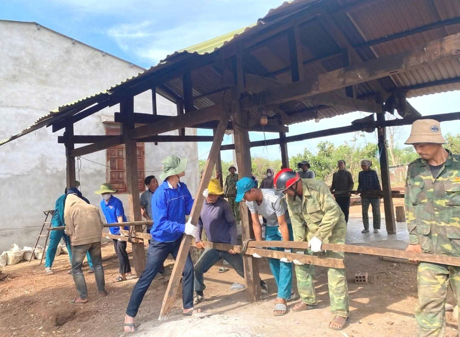 Thị trấn Nhơn Hòa đã huy động các nguồn lực và ngày công lao động để chung tay xóa nhà tạm, nhà dột nát cho người dân trên địa bàn. Ảnh: Đ.S z6682967214425-88bf4dfa10aebc66ab03b106e42e479f-8801.jpg