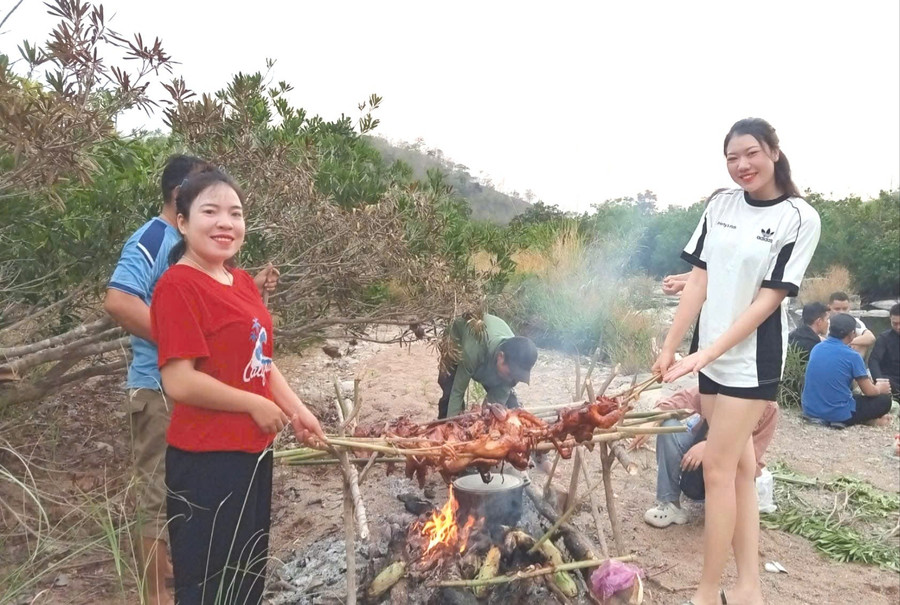 Chị Nay Thị Thu Hà (bìa phải, buôn Tơ Khế, xã Ia Tul, huyện Ia Pa) cùng gia đình, bạn bè chế biến món ăn trong khi đi dã ngoại vào kỷ nghỉ lễ 30-4, 1-5. Ảnh: Vũ Chi chi-nay-thi-thu-ha-bia-phai-buon-to-khe-xa-ia-tul-huyen-ia-pa-cung-gia-dinh-ban-be-che-bien-mon-an-trong-khi-di-da-ngoai-vao-ky-nghi-le-anh-vu-chi-149.jpg