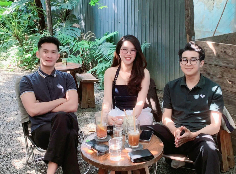 Anh Ngô Văn Hoàng (bìa trái) gặp gỡ bạn bè trong không gian quán cà phê ở Pleiku. Ảnh: Ngọc Duy anh-ngo-van-hoang-bia-trai-gap-go-ban-be-khi-tro-ve-tp-pleiku-moi-dip-le-anh-ngoc-duy.jpg