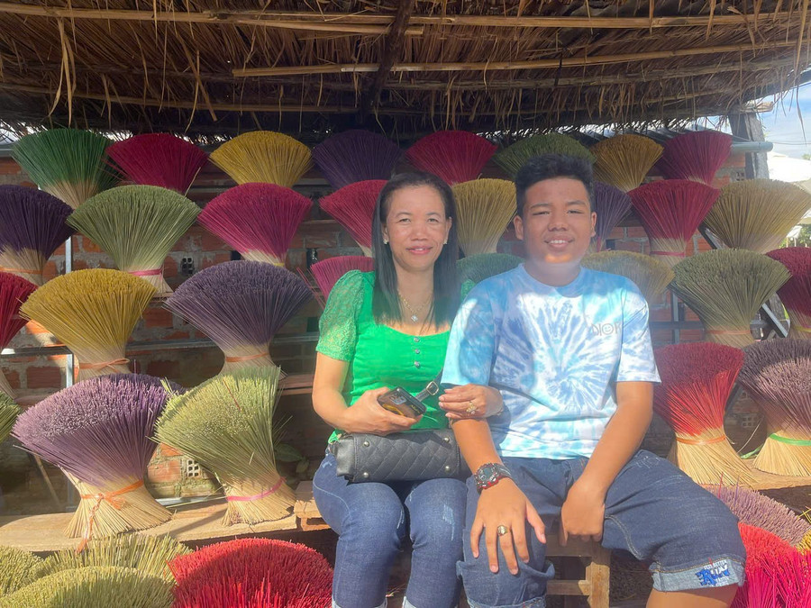 Chị Sơn Thị Bảo Vương (Quận 12, TP. Hồ Chí Minh) dẫn con trai đi tham quan một số điểm du lịch khi về quê dịp lễ. Ảnh: Vũ Chi chi-son-thi-bao-vuong-quan-12-tp-ho-chi-minh-dan-con-trai-di-tham-quan-mot-so-diem-du-lich-khi-ve-que-dip-le-anh-vu-chi.jpg