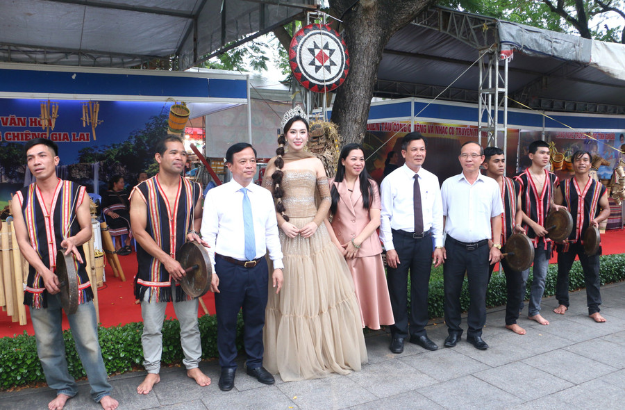 Líderes de la provincia de Gia Lai y Dinh Thi Hoa, Embajadora de Turismo de Vietnam 2024, experimentan la cultura del gong. Foto: Quang Tan lanh-dao-tinh-gia-lai-va-hoa-hau-dai-su-du-lich-viet-nam-2024-dinh-thi-hoa-trai-nghiem-van-hoa-cong-chieng.jpg