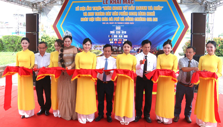 Nguyen Tuan Thanh (sexto desde la izquierda), miembro del Comité Permanente del Partido Provincial y vicepresidente permanente del Comité Popular Provincial de Gia Lai, y los delegados cortaron la cinta inaugural del festival. Foto: Quang Tan uy-vien-ban-thuong-vu-tinh-uy-pho-chu-tich-thuong-truc-ubnd-tinh-gia-lai-nguyen-tuan-thanh-va-cac-dai-bieu-cat-bang-khai-mac-le-hoi.jpg