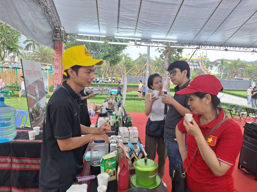 Turistas disfrutan de un café en el puesto de la Cooperativa Agrícola y de Servicios Nam Yang. Foto: Quang Tan z6959523131950-cee5f6990afeca8c9a69ed2b9d1303d6.jpg