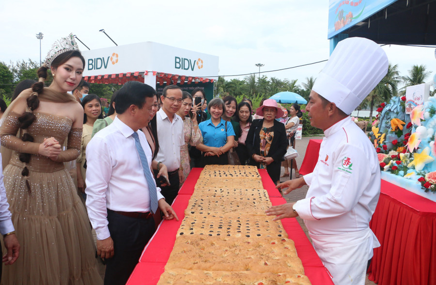 Un puesto de pan gigante atrae visitantes. Foto: Quang Tan tham-quan-gian-hang-banh-mi-khong-lo.jpg