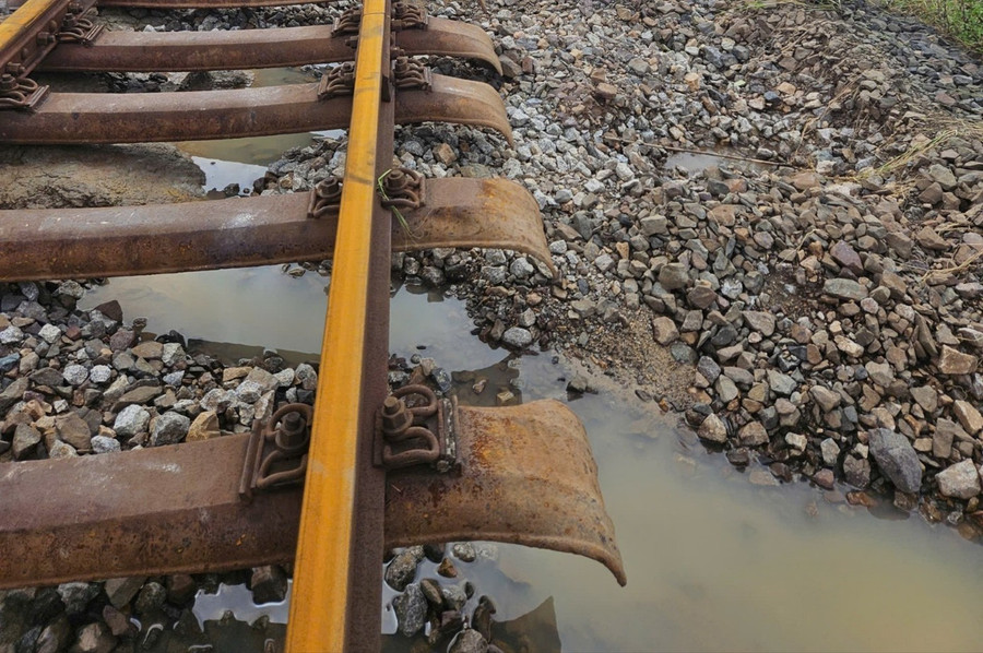 Nhiều khu vực đường sắt mưa lũ đã cuốn trôi lớp đá ballast, khoét sâu nền đường. Ảnh: VNR.