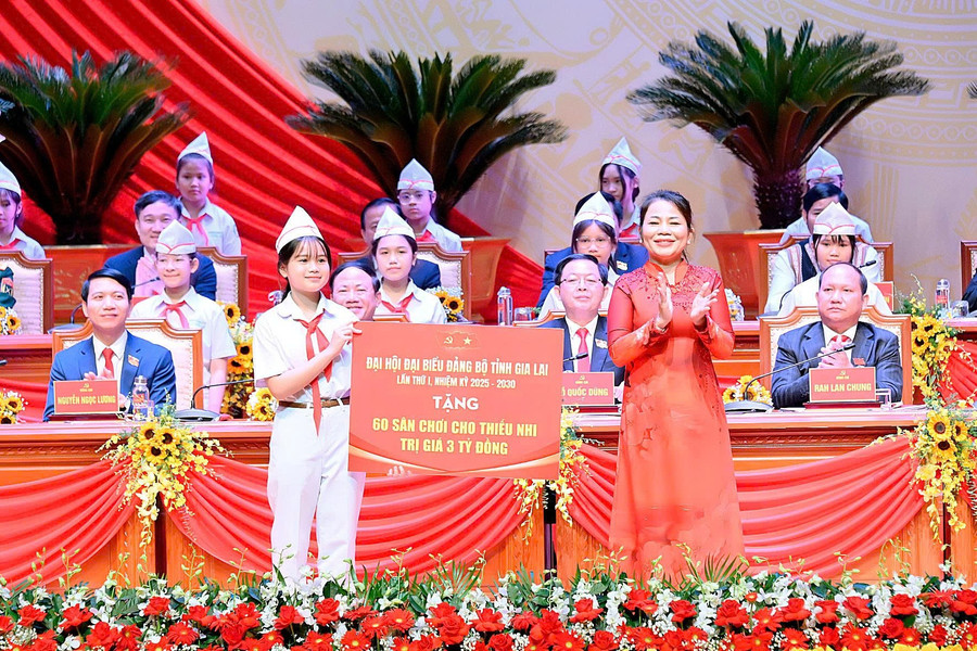 Đại hội đại biểu Đảng bộ tỉnh Gia Lai lần thứ I tặng 60 sân chơi cho thiếu nhi trong tỉnh với tổng giá trị 3 tỷ đồng. Ảnh: Đức Thụy tang.jpg