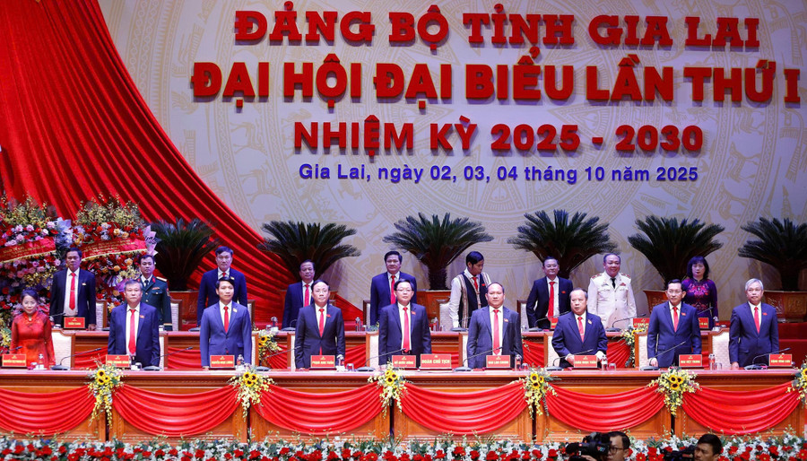 Đoàn Chủ tịch ra mắt điều hành Đại hội. Ảnh: Hồng Phúc doanaibieu.jpg
