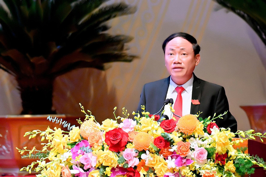 Chủ tịch UBND tỉnh Phạm Anh Tuấn trình bày báo cáo chính trị tại Đại hội. Ảnh: Đức Thụy phanhtuan.jpg