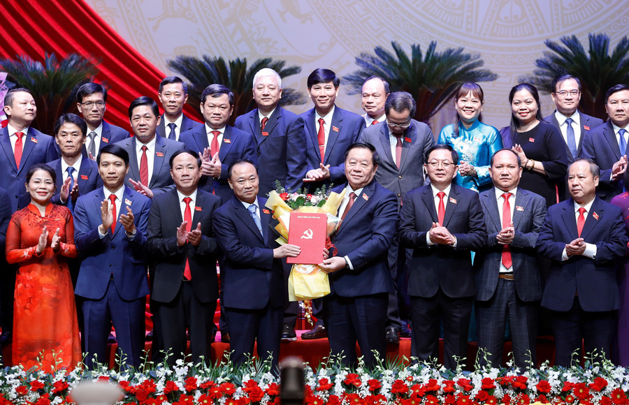 Ủy viên Bộ Chính trị, Trưởng Ban Tuyên giáo và Dân vận Trung ương Nguyễn Trọng Nghĩa (thứ 4 từ phải sang) trao quyết định và tặng hoa chúc mừng tân Bí thư Tỉnh ủy Gia Lai Thái Đại Ngọc. Ảnh: Hồng Phúc mg-4590.jpg
