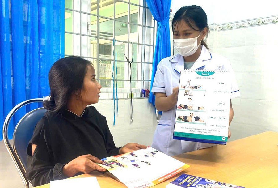 Nhân viên Trạm Y tế xã Lơ Pang hướng dẫn cho phụ nữ mang thai cách chăm sóc thai và khám thai định kỳ. Ảnh: Thu Loan cham-soc-ba-me.jpg