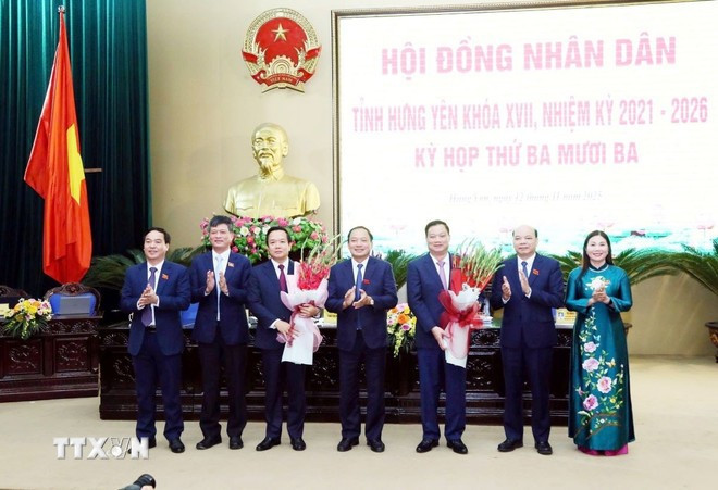 Các đồng chí lãnh đạo HĐND tỉnh Hưng Yên tặng hoa chúc mừng tân Chủ tịch UBND tỉnh Hưng Yên Phạm Quang Ngọc và nguyên Chủ tịch UBND tỉnh Hưng Yên Nguyễn Khắc Thận. Ảnh: Nguyễn Công Hải/TTXVN