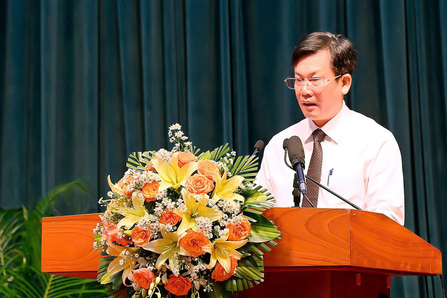 Giám đốc Sở Nông nghiệp và Môi trường Cao Thanh Thương thay mặt UBND tỉnh trình bày các dự thảo nghị quyết thuộc ngành quản lý. Ảnh: Đức Thụy caothanhthuong.jpg