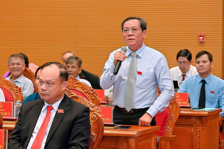Đại biểu Nguyễn Đình Phương tham gia thảo luận, góp ý vào các dự thảo nghị quyết do UBND tỉnh trình. Ảnh: Đức Thụy nguyendinhphuong.jpg