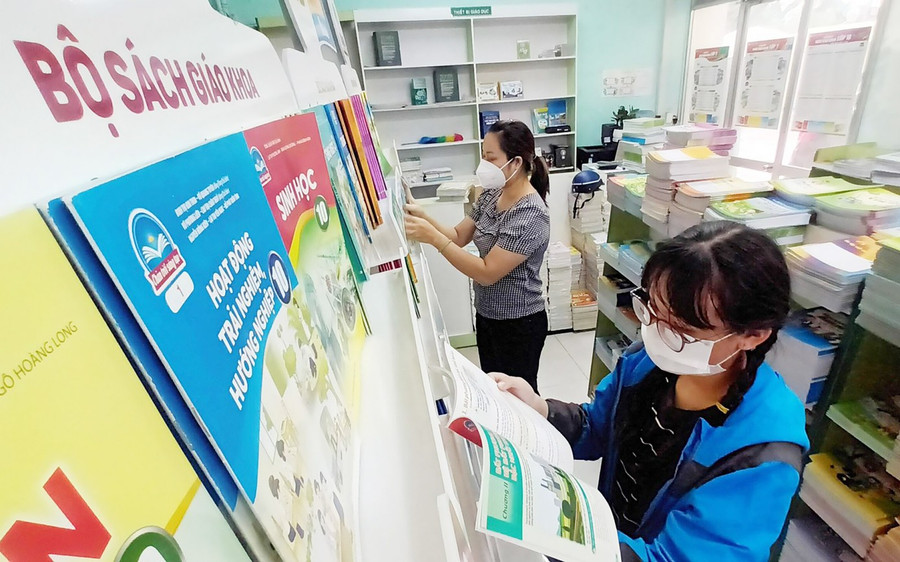 Chọn sách giáo khoa trước năm học mới. Ảnh: Hồng Vĩnh Chọn sách giáo khoa trước năm học mới. Ảnh: Hồng Vĩnh