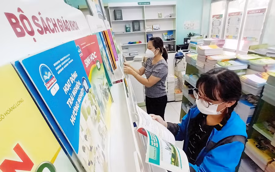 Chọn sách giáo khoa trước năm học mới. Ảnh: Hồng Vĩnh