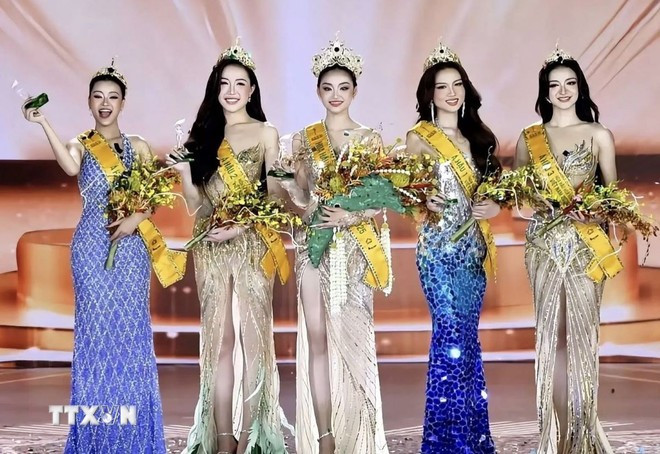 Top 5 của Hoa hậu Hòa bình Việt Nam 2025 tại chương trình. (Ảnh: TTXVN phát) Top 5 của Hoa hậu Hòa bình Việt Nam 2025 tại chương trình. (Ảnh: TTXVN phát)