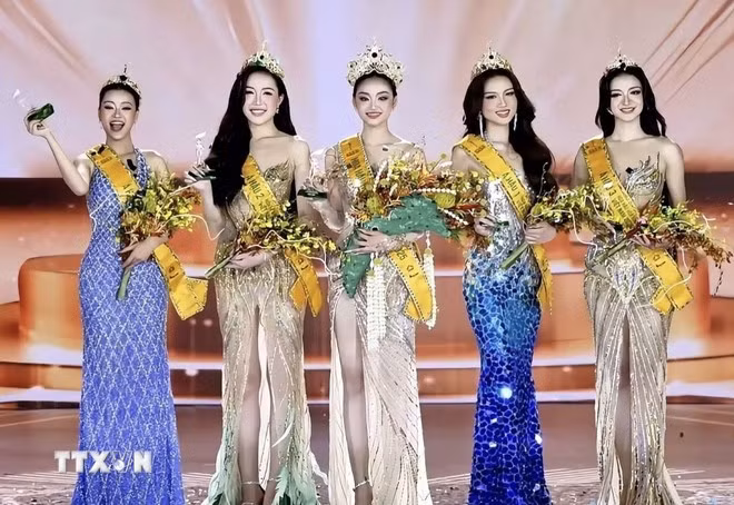 Top 5 của Hoa hậu Hòa bình Việt Nam 2025 tại chương trình. (Ảnh: TTXVN phát)