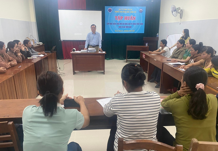 Các cô đỡ thôn bản được tập huấn, cập nhật kiến thức mới, nâng cao kỹ năng thực hành. Ảnh: Thu Loan co-do-thon-ban.jpg