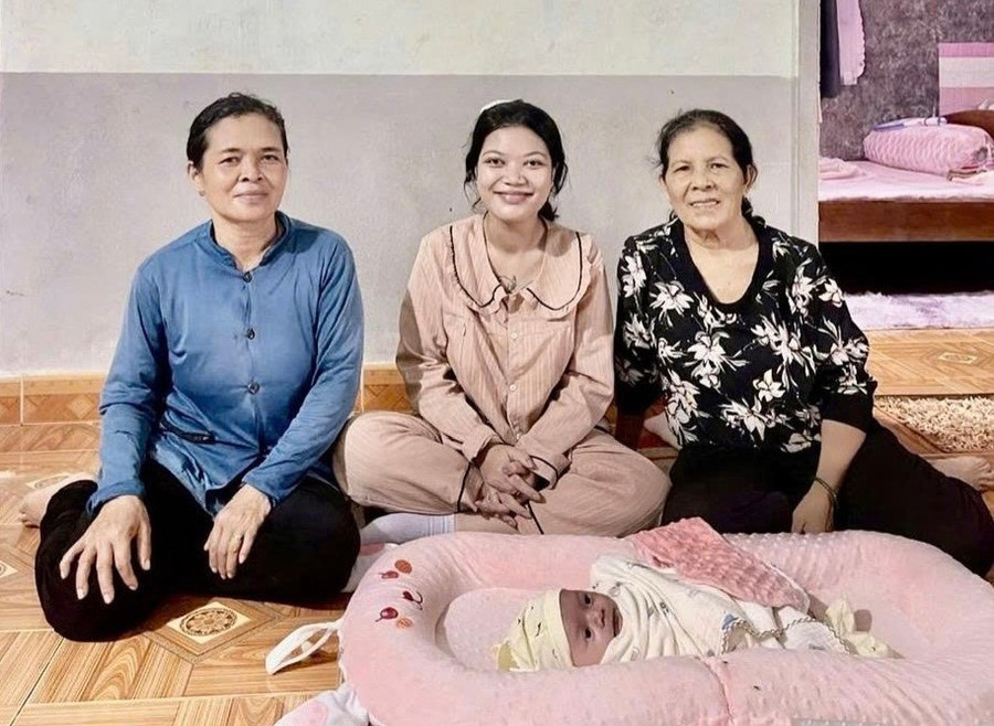 Tranh thủ thời gian rảnh rỗi, bà Siu H’Jip (bìa phải) đến nhà chăm sóc sức khỏe cho sản phụ. Ảnh: NVCC ba-do-siu-hjip.jpg