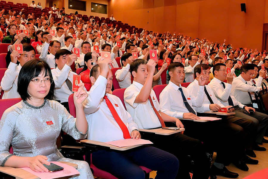 Các đại biểu biểu quyết thông qua nội dung chương trình làm việc phiên chính thức. Ảnh: Đức Thụy bieuquyst.jpg