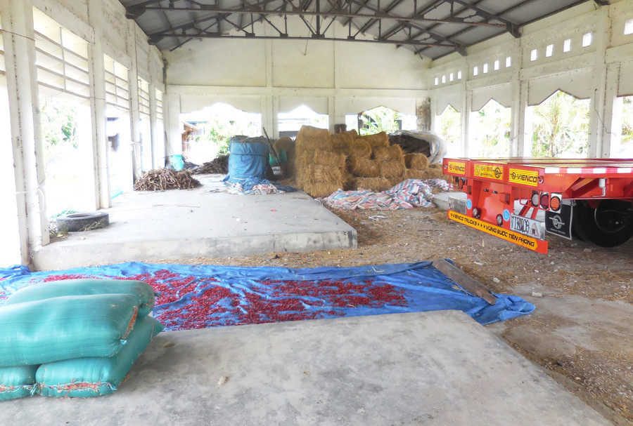 Bên trong khu nhà lồng chợ Mỹ Quang (xã Phù Mỹ) được người dân địa phương tận dụng làm nơi đậu ô tô và chứa các vật dụng khác. Ảnh: V.L 23.jpg