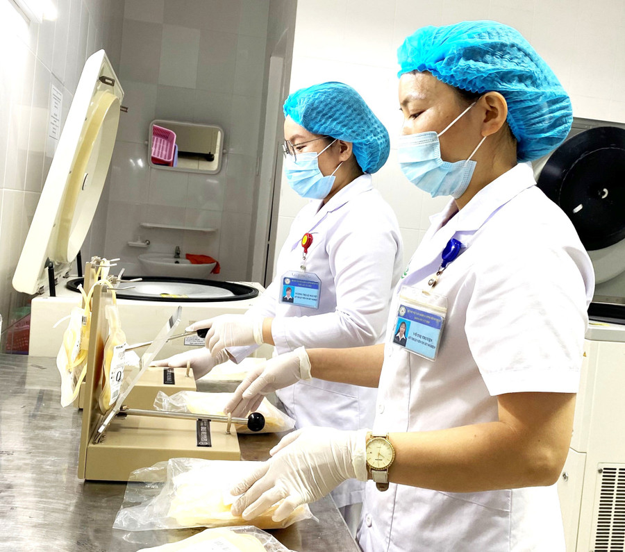 Nhân viên Khoa Huyết học - Truyền máu tách các thành phần của máu để sử dụng máu từng thành phần theo nhu cầu. Ảnh: M.H 2.jpg
