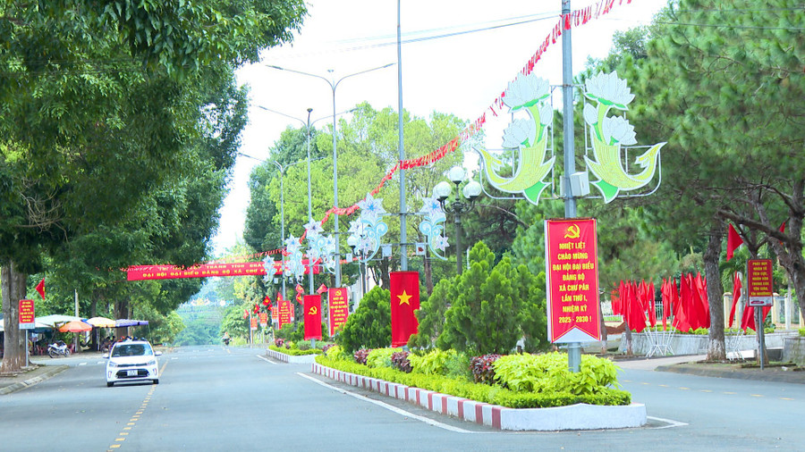 Xã Chư Păh huy động nguồn lực để đầu tư xây dựng cơ sở hạ tầng làm thay đổi diện mạo đô thị, nông thôn của xã. Ảnh: Viễn Khánh 63.jpg