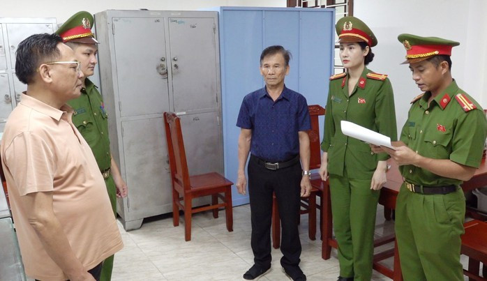 Công an tỉnh Thanh Hóa thi hành lệnh khởi tố, bắt ông Cao Tiến Đoan. Ảnh: Công an Thanh Hóa Công an tỉnh Thanh Hóa thi hành lệnh khởi tố, bắt ông Cao Tiến Đoan. Ảnh: Công an Thanh Hóa