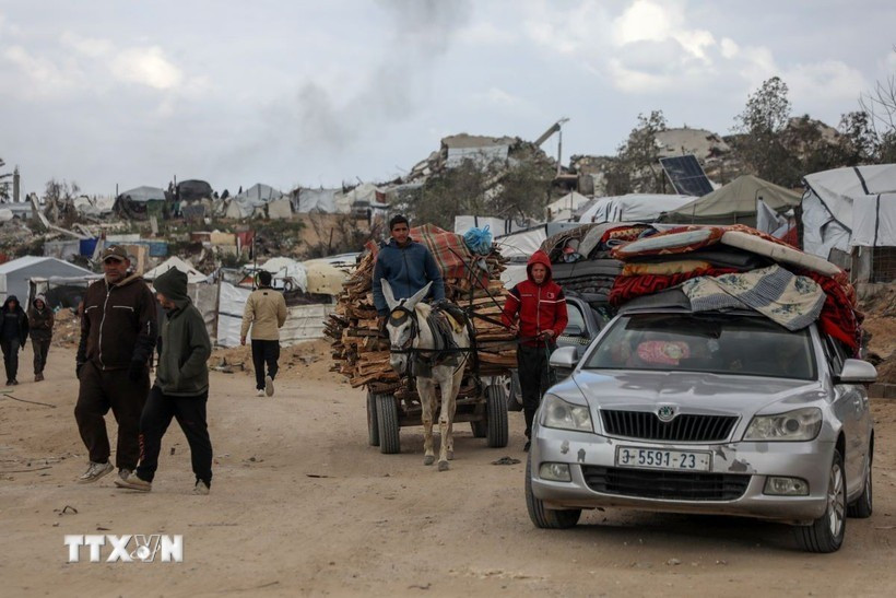 Người dân Palestine đi sơ tán tránh xung đột tại Beit Lahia, Dải Gaza. (Ảnh: THX/TTXVN) nguoi-palestine.jpg