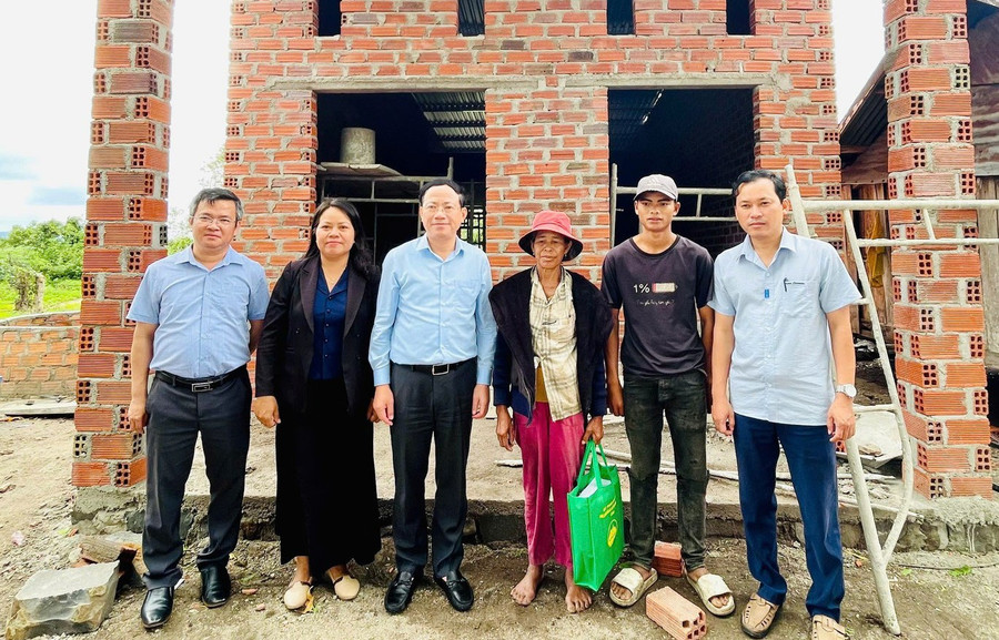 Chủ tịch UBND tỉnh Phạm Anh Tuấn (thứ 3 từ trái sang) tặng quà cho gia đình bà Đinh Thị Chông (hộ được hỗ trợ xóa nhà tạm, nhà dột nát ở làng Ba Bă, xã Ya Ma). Ảnh. A.H 112.jpg